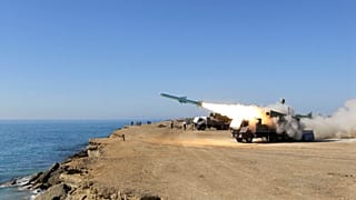  أُطلق صاروخ غادر من منطقة قرب ميناء جاسك الإيراني على ساحل خليج عُمان خلال مناورة بحرية إيرانية، يوم الثلاثاء 1 يناير/كانون الثاني 2013.