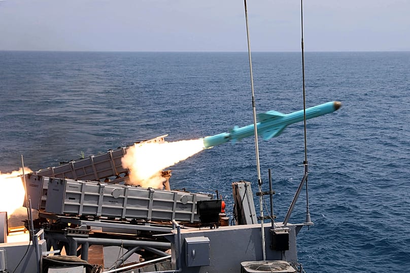 في هذه الصورة التي نشرها الموقع الرسمي للجيش الإيراني يوم الخميس 21 أغسطس/آب 2025، يظهر إطلاق صاروخ من سفينة خلال مناورة بحرية إيرانية