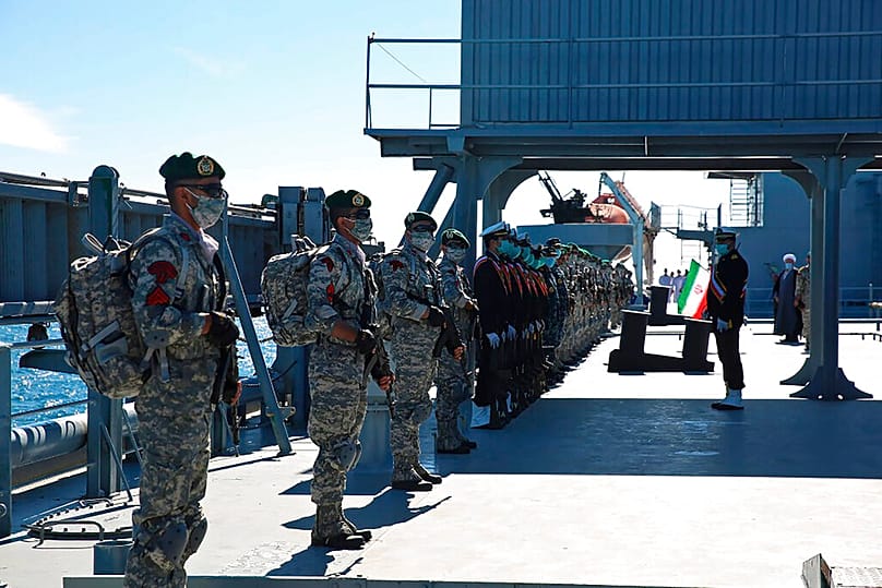  تُظهر هذه الصورة، التي نشرها الجيش الإيراني يوم الأربعاء 13 يناير/كانون الثاني 2021، جنودًا يقفون في تشكيل عسكري على متن سفينة حربية تابعة للبحرية الإيرانية