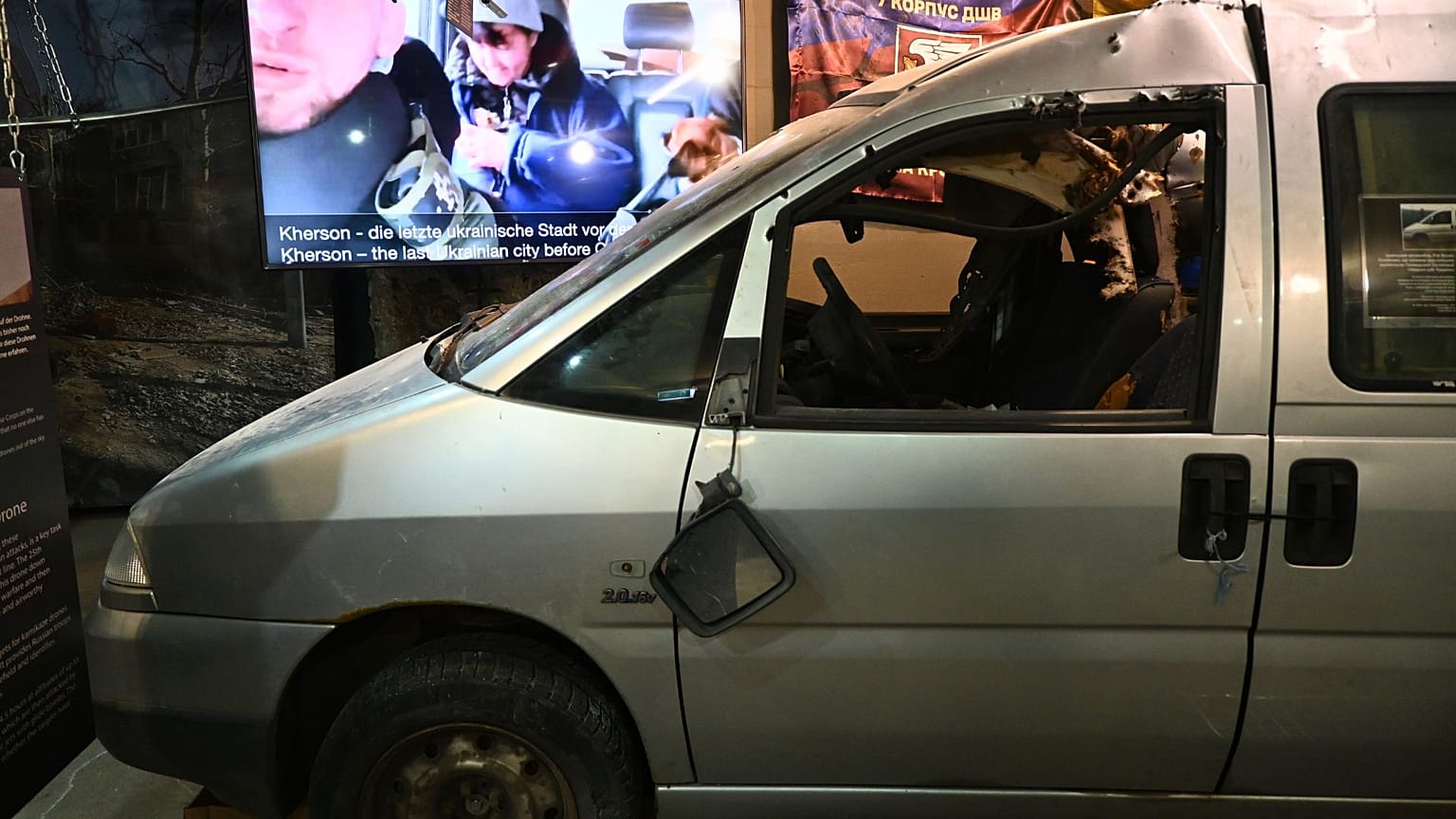 Ein von einer russischen Drohne zerstörtes Auto im Berlin Story Bunker Museum
