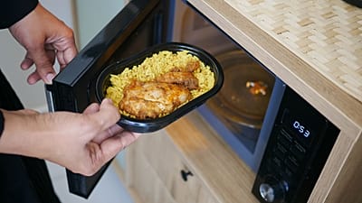 Pasti pronti al microonde: possibile 'cocktail' di sostanze chimiche.