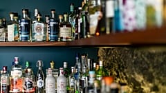 Brinde com copos de gin