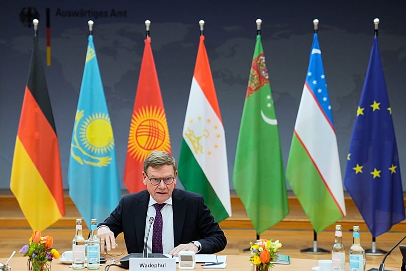 Der deutsche Außenminister Johann Wadephul spricht während eines Treffens mit den Außenministern der zentralasiatischen Länder.