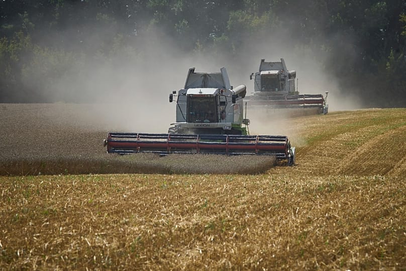 Landwirte ernten Weizen in der Region Kiew, Ukraine, Sonntag, 3. August 2025.