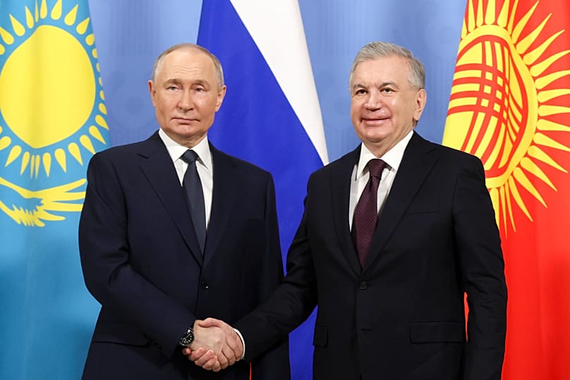 Le président russe Vladimir Poutine et le président ouzbek Shavkat Mirziyoyev posent pour une photo lors de la réunion de la Communauté des États indépendants (CEI).