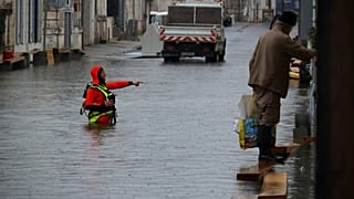 Uma equipa de salvamento numa rua inundada de Saintes, quando graves inundações atingem o oeste de França no meio da tempestade Pedro, quarta-feira, 18 de fevereiro de 2026.