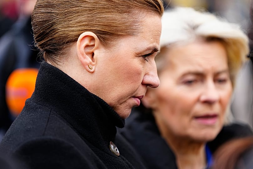 Premier Danii Mette Frederiksen i przewodnicząca KE Ursula von der Leyen uczestniczą w uroczystości upamiętniającej poległych żołnierzy na Ukrainie, 24 lutego 2026 r.