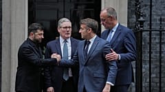 Der ukrainische Präsident Volodymyr Zelensky mit dem britischen Premierminister Keir Starmer, dem französischen Präsidenten Emmanuel Macron und dem deutschen Bundeskanzler Friedrich Merz, 8. Dezember 2025.