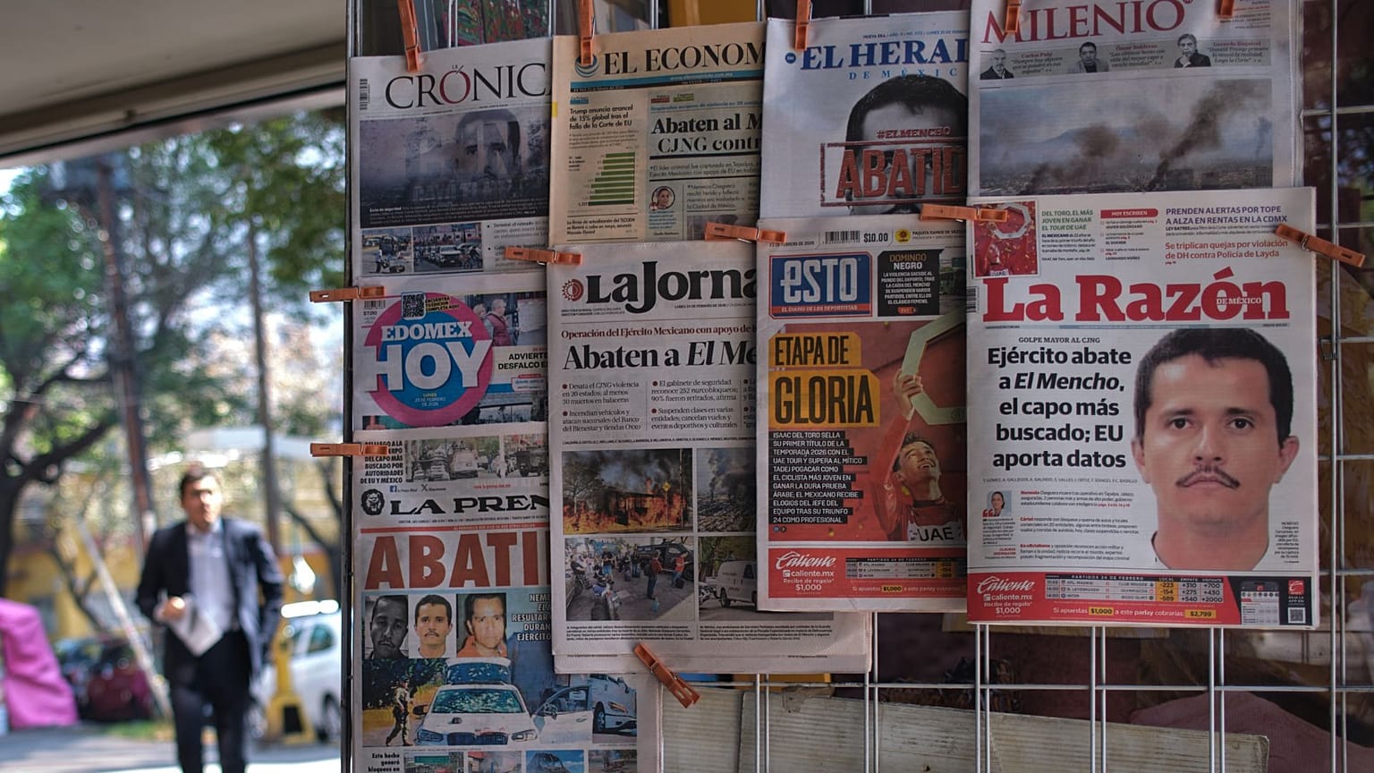 روزنامه‌ها در مکزیکوسیتی، دوشنبه، ۲۳ فوریه ۲۰۲۶، یک روز پس از آنکه ارتش مکزیک، نمسیو اوسگورا سروانتس، رهبر کارتل نسل جدید خالیسکو، معروف به "ال منچو" را کشت