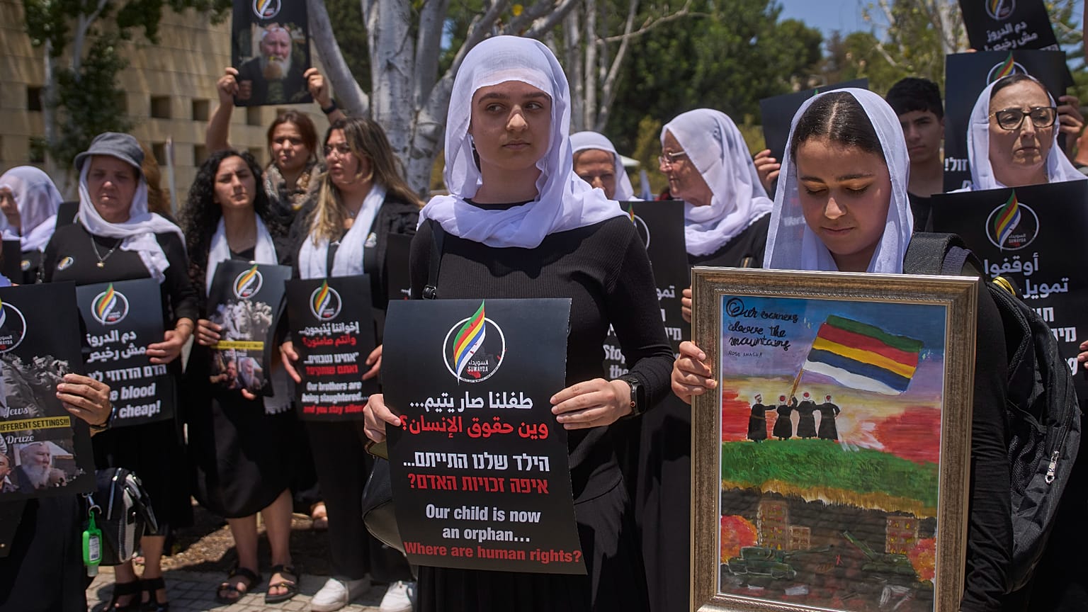 أفراد من الأقلية الدرزية يحتجون على الاشتباكات بين القوات الحكومية السورية ومسلحين دروز، في 28 يوليو 2025.