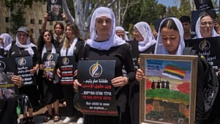 أفراد من الأقلية الدرزية يحتجون على الاشتباكات بين القوات الحكومية السورية ومسلحين دروز، في 28 يوليو 2025.