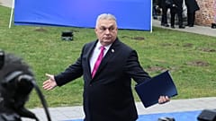 El primer ministro de Hungría, Viktor Orban (centro), llega a la cumbre de la UE en el castillo de Alden Biesen en Bilzen-Hoeselt, Bélgica, el jueves 12 de febrero de 2026.