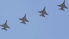 Konya'daki askeri üsten havalanan F-16 savaş uçakları.
