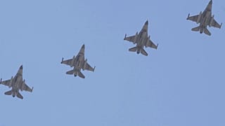 Konya'daki askeri üsten havalanan F-16 savaş uçakları.