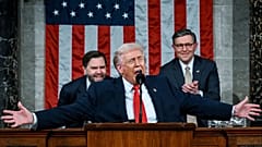 Trump beszéd közben, a háttérben JD Vance alelnök és Mike Johnson a képviselőház elnöke