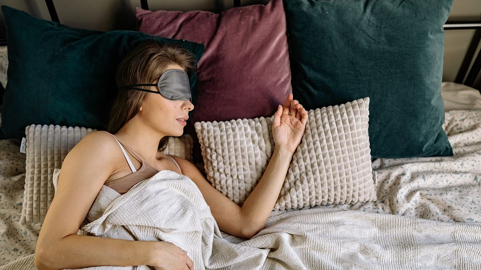 امرأة مستلقية على سرير