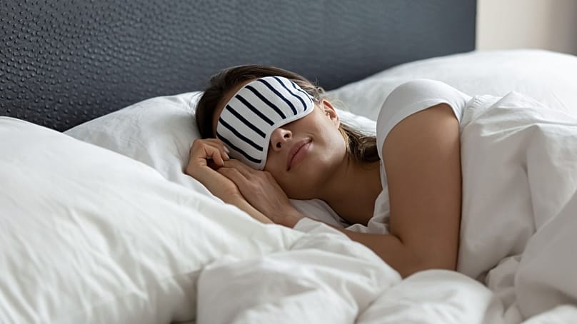 امرأة مستلقية على جانبها فوق وسادة بيضاء