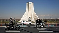تمر المركبات أمام نصب آزادي (الحرية) في طهران، إيران، الأحد 22 فبراير 2026. 