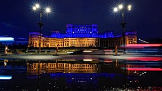 A román parlamentnek is otthont adó Nép Háza ukrán színekkel kivilágítva a háború 4. évfordulóján