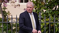 Der britische Premierminister Andrew Mountbatten-Windsor schaut sich um, als er nach der Teilnahme am Ostermatinee-Gottesdienst in der St. George's Chapel auf Schloss Windsor, England, den 20. April 2025 verlässt.