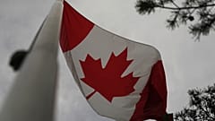 Le drapeau canadien flotte au vent sur l'île Centre à Toronto, Canada