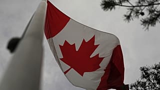 Le drapeau canadien flotte au vent sur l'île Centre à Toronto, Canada