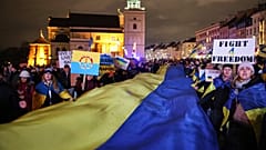 In Warschau nehmen Menschen an einer Kundgebung zum vierten Jahrestag des russischen Überfalls auf die Ukraine teil.