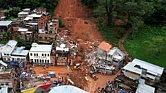 Nach heftigen Regenfällen und schweren Überschwemmungen stehen eingestürzte Häuser im Viertel Parque Burnier in Juiz de Fora im Bundesstaat Minas Gerais.