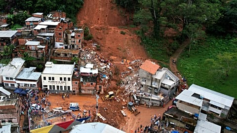 Varias viviendas derrumbadas permanecen tras las fuertes lluvias e inundaciones graves en el barrio Parque Burnier, en Juiz de Fora, estado de Minas Gerais