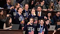 Mehrere Spieler des olympischen Eishockeyteams der USA verfolgen im Kongress die Rede zur Lage der Nation von Präsident Donald Trump.