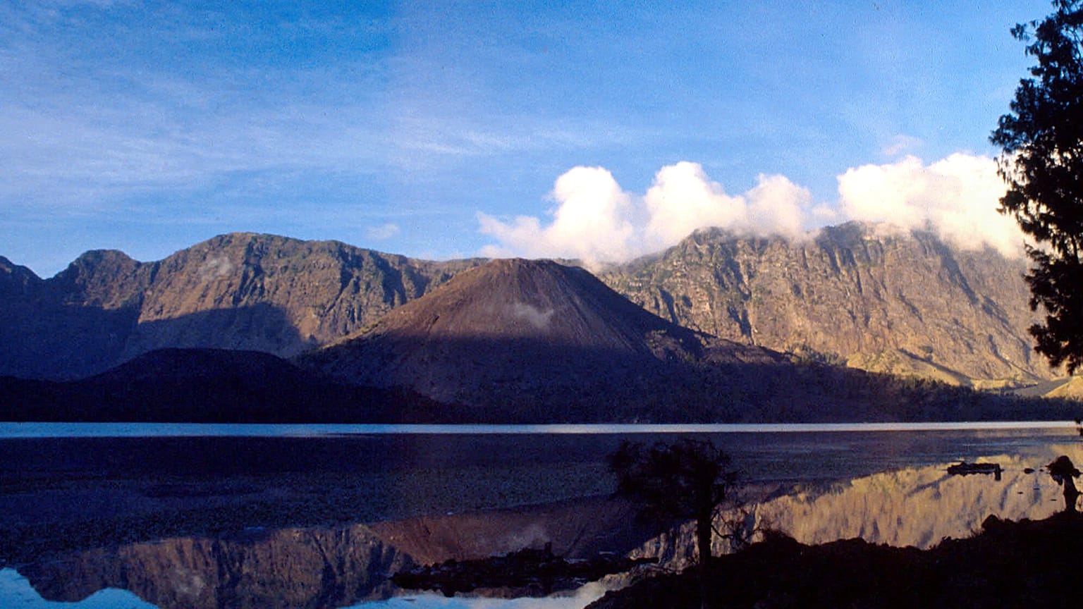 En esta foto de archivo sin fecha, se eleva humo del Monte Rinjani, el segundo volcán más alto de Indonesia, con 3700 metros de altura, en la isla de Lombok, Indonesia