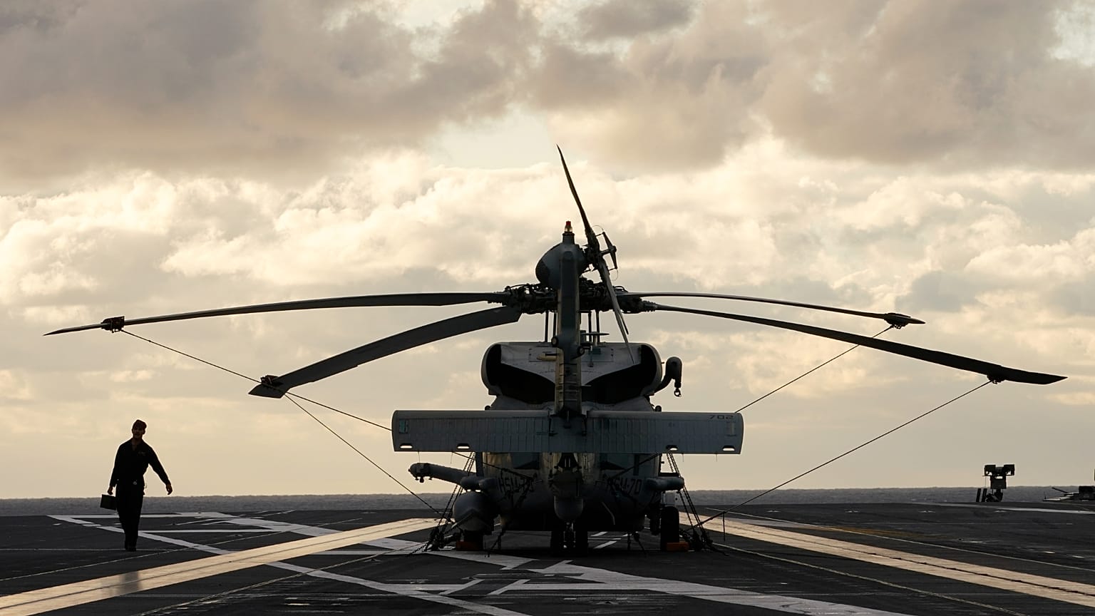 حاملة الطائرات النووية USS Gerald R. Ford في الساعات الأولى من صباح يوم الخميس، 6 أكتوبر 2022، قبالة ساحل ولاية فيرجينيا.
