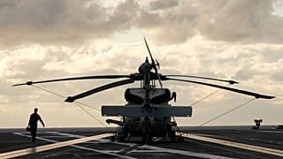 حاملة الطائرات النووية USS Gerald R. Ford في الساعات الأولى من صباح يوم الخميس، 6 أكتوبر 2022، قبالة ساحل ولاية فيرجينيا.