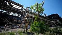 Orosz katona az Azovsztal acélüzem romjainál
