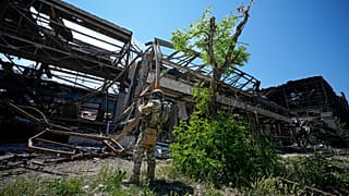 Orosz katona az Azovsztal acélüzem romjainál