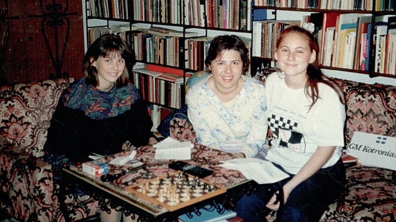 A három Polgár lány, Zsófia, Zsuzsa és Judit a család budapesti lakásában a '80-as években