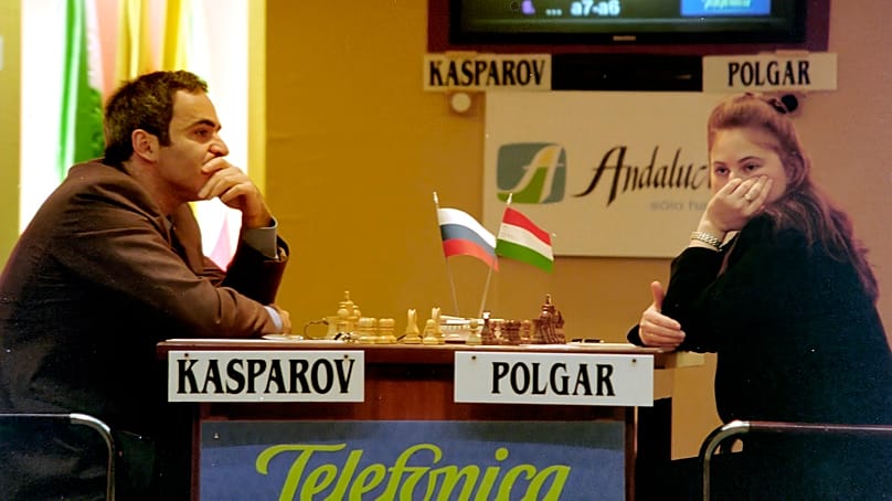 Garri Kaszparov (balra) és Polgár Judit egyik partija a kezdetekkor 