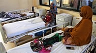 Illusztráció: éhezés miatt legyengült gyerekek egy szomáliai kórházban, 2025