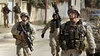 الضابط إريك كوريلّا يقود عملية في الموصل، 10 فبراير/شباط 2005.