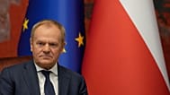 Premier Polski Donald Tusk obserwuje w Pałacu Serbii w Belgradzie, Serbia, w czwartek, 24 października 2024 r.