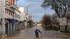 In Alcácer do Sal bringen Polizisten Hotelgäste mit einem Schlauchboot in Sicherheit. Die Straße steht unter Wasser, nachdem der Sado nach starkem Regen über die Ufer trat.