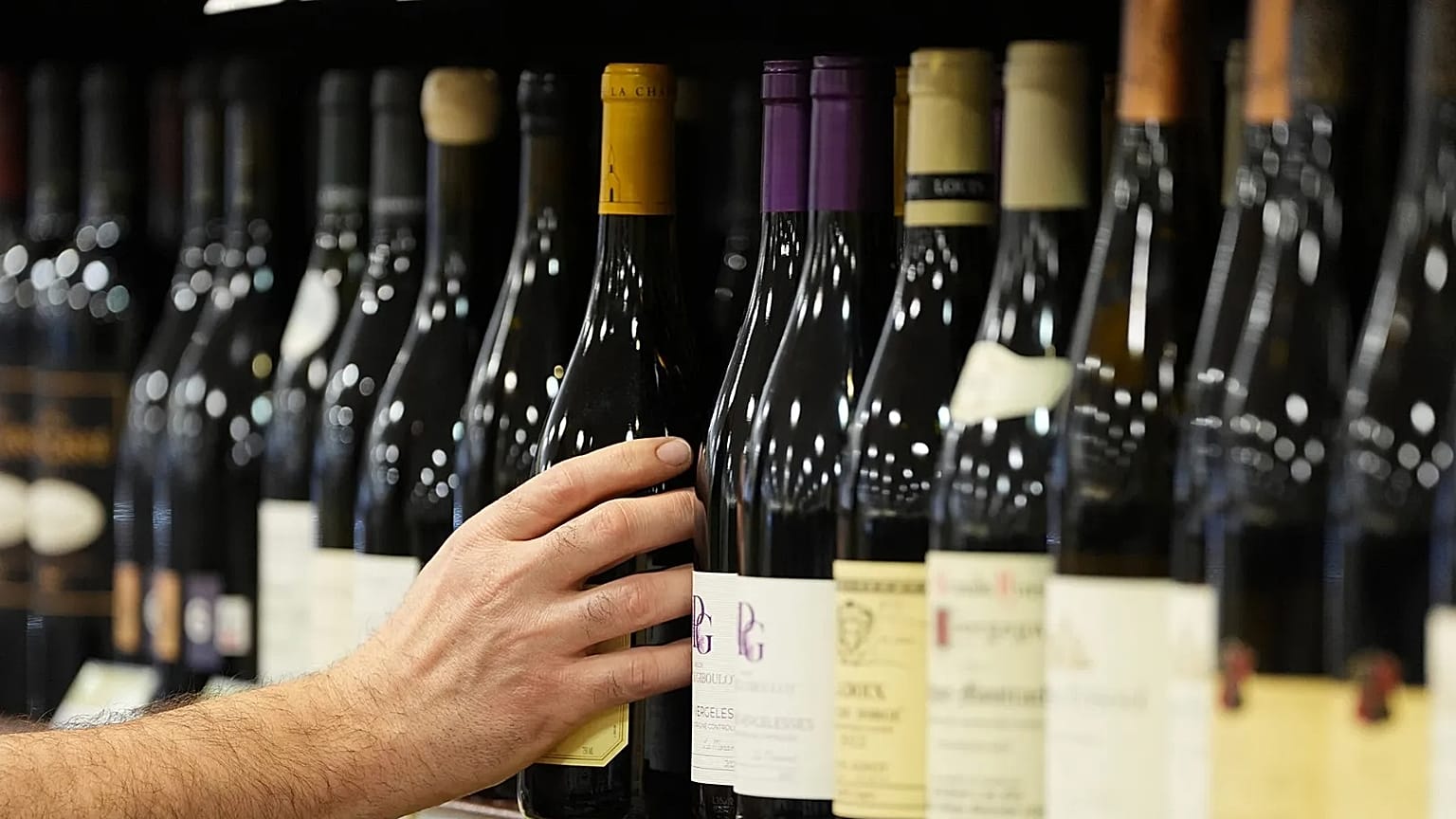 Un employé stocke des vins français dans un magasin Pennsylvania Fine Wine &amp; Good Spirits à Flourtown, en Pennsylvanie, le jeudi 13 mars 2025. (AP Photo/Matt Rourke)