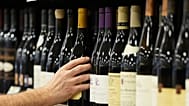 Un employé stocke des vins français dans un magasin Pennsylvania Fine Wine &amp; Good Spirits à Flourtown, en Pennsylvanie, le jeudi 13 mars 2025. (AP Photo/Matt Rourke)