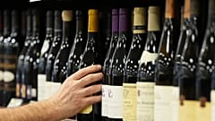 Продавщица раскладывает французские вина в магазине Pennsylvania Fine Wine &amp; Good Spirits во Флуртауне, штат Пенсильвания, четверг, 13 марта 2025 года. (AP Photo/Matt Rourke)