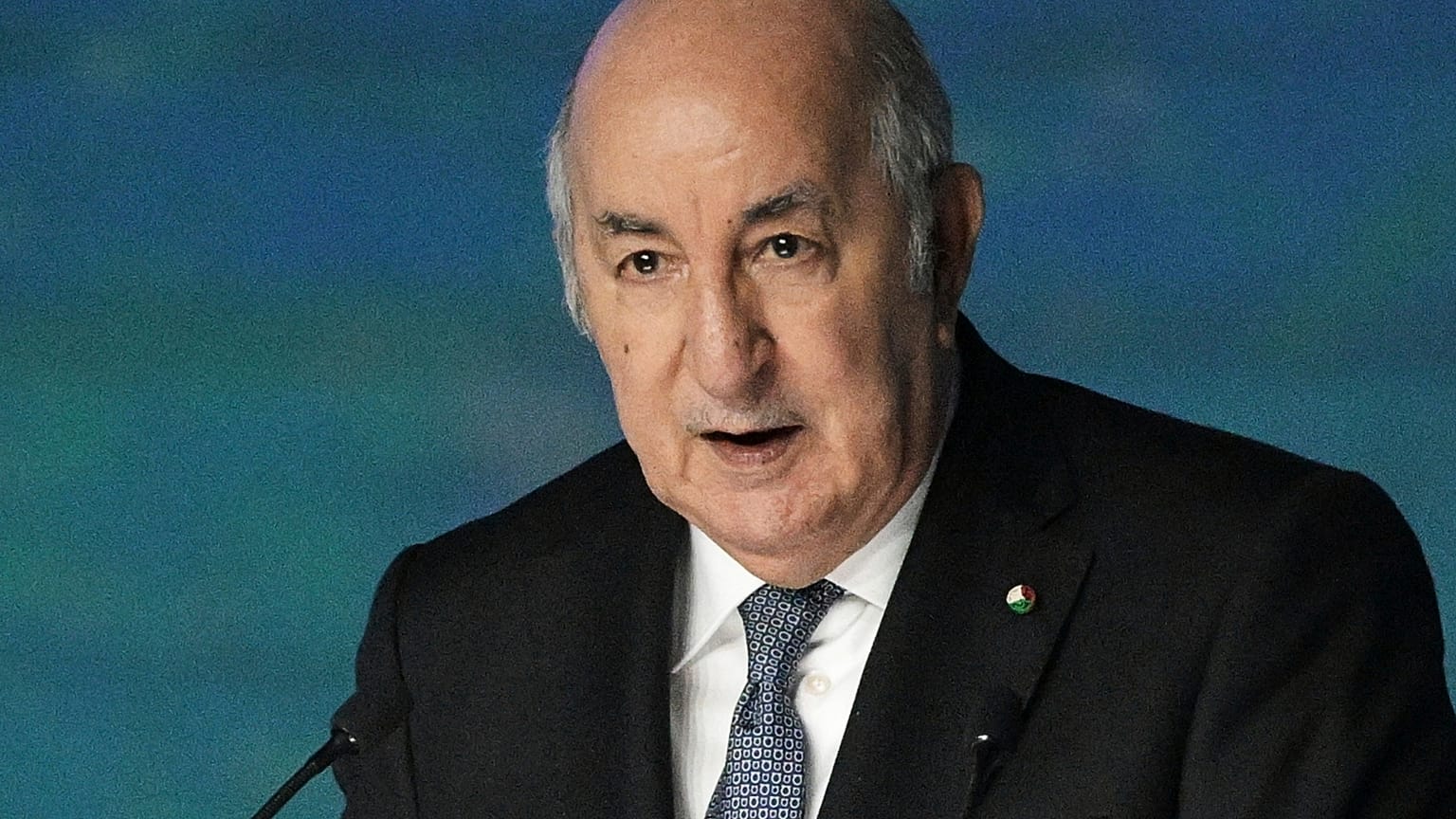 يتحدث الرئيس الجزائري عبد المجيد تبون خلال جلسة عامة في المنتدى الاقتصادي الدولي في سانت بطرسبرغ، روسيا