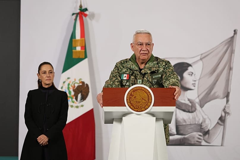 El secretario de Defensa Nacional, general Ricardo Trevilla Trejo, habla ante la mirada de la presidenta Claudia Sheinbaum (Foto AP/Ginnette Riquelme)