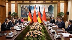 Der chinesische Präsident Xi Jinping trifft sich mit dem deutschen Bundeskanzler Friedrich Merz im Diaoyutai State Guesthouse in Peking, China, 25. Februar 2026.