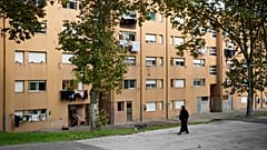 Una mujer gitana camina entre los edificios del proyecto de viviendas Zambujal en Amadora, en las afueras de la capital portuguesa, Lisboa, el lunes 3 de noviembre de 2025