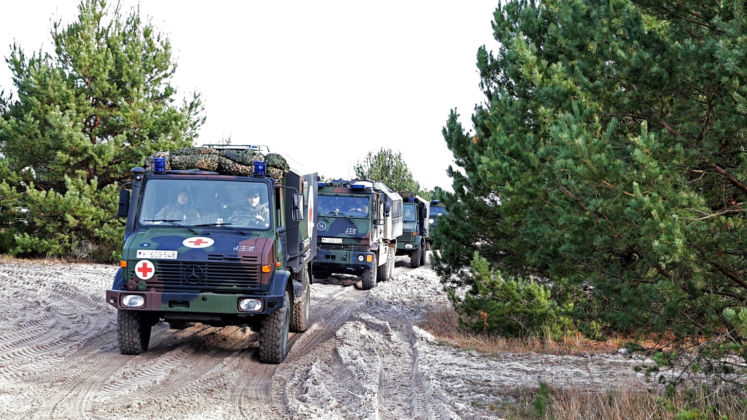 Eine Kolonne von Sanitätsfahrzeugen durchkreuzt am Mittwoch Deutschland.