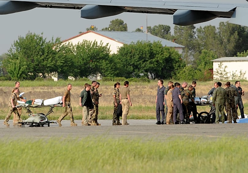 In Afghanistan brachten Bundeswehrsoldaten 2010 ihre verwundeten Kameraden zu einem MedEvac-Airbus in Termes.